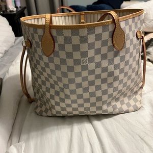 Gray and white checkered tote